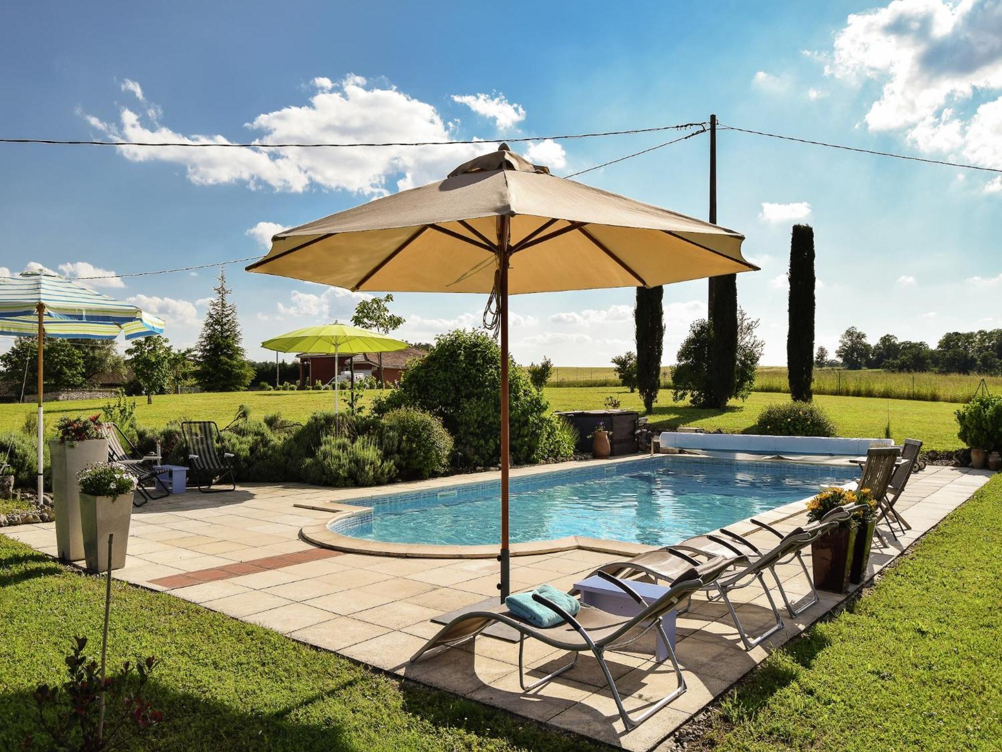 Snug Cottage In Saint Eutrope De Born With Pool Exterior photo